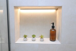 BATHROOM B8
