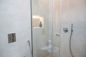 BATHROOM B8