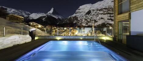 Outdoor heated pool with beautiful view to the Matterhorn 