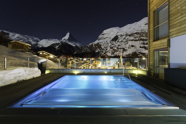 Outdoor heated pool with beautiful view to the Matterhorn 