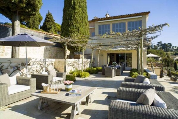 Fabulous property walk into Mougins village