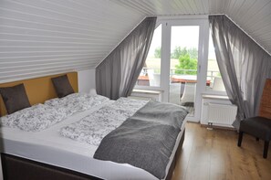 Schlafzimmer und Zugang zur Loggia