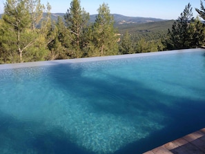 The swimmingpool with view over the valley