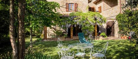 The exclusive garden of the House L'Ulivo