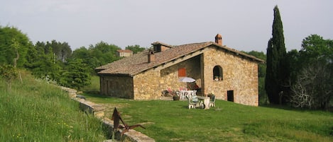 Veduta del Casale dal giardino