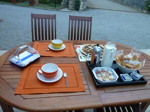 Breakfast in giardino