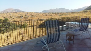 Blick von der Terrasse auf den Pool und die Berge der Conca d'Oro