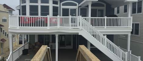 Ocean Side Facing, 3 levels of decking (Roof Deck) with spectacular beach views