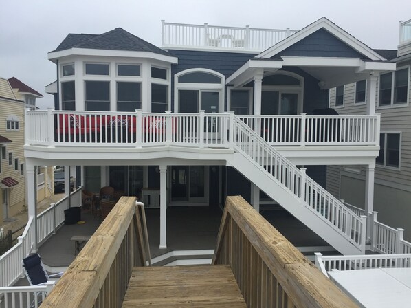 Ocean Side Facing, 3 levels of decking (Roof Deck) with spectacular beach views