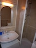 Salle de douche avec lave linge seche linge