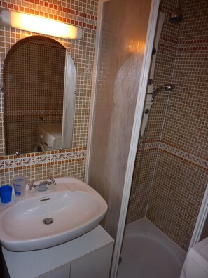 Salle de douche avec lave linge seche linge