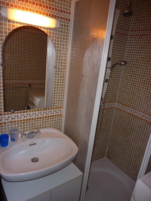 Salle de douche avec lave linge seche linge