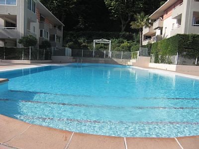 Grande piscine dans résidence privée