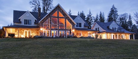 Two Eagles Lodge B&B and Vacation Rental (top right balcony is the vaca rental)