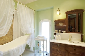 CAMELIA'S ROOM BATHROOM