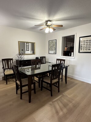 Dining Area seats 6