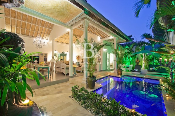 2014 AWARD WINNING LUXURY BERMIMPI BALI VILLAS IN SEMINYAK BEACH LOCATION