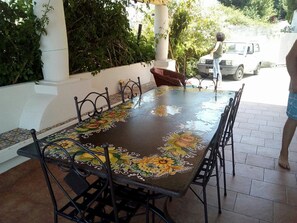 Outdoor dining