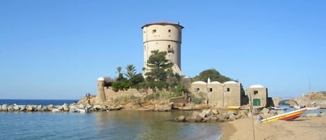 la torre dalla spiaggia