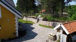 Sitzecke im Garten hinter dem Haus