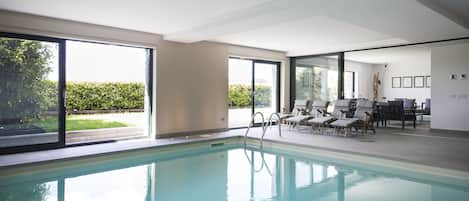 private heated swimming-pool