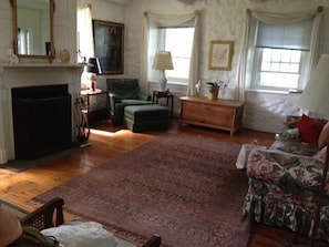 Spacious livingroom with antiques