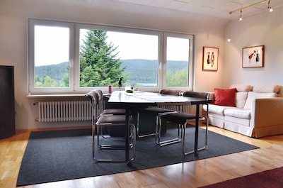 Apartamento muy bonito, grande (102 m²) y céntrico con vista al lago en Schluchsee
