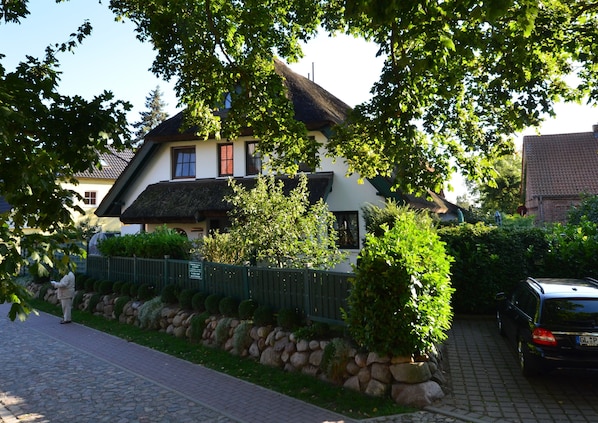 Ansicht des Hauses mit Stellplatz