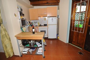 Fully kitted kitchen