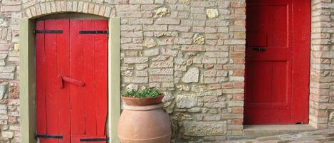 The red doors cellar of Agriturismo Le Capanne