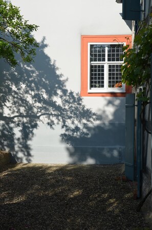 Gartensitzplatz neben der Kirche