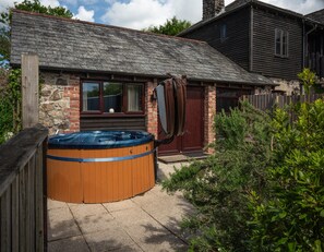 Owls Roost cottage. 1 bedroom sleeps 2. 1 step access to cottage & to Gulliver.