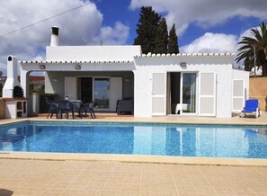 Amazing pool and sunny south-facing terrace with BBQ 