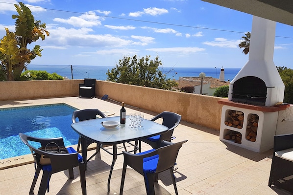 Fab panoramic Sea Views, BBQ and dining set