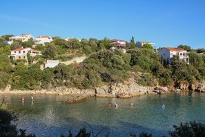 Die Villa am Meer mit der Bucht und dem Sandstrand