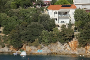 Blick auf die Villa am Meer mit Badeplatz