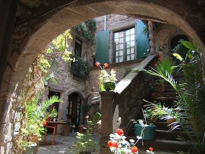 Maison d'Estella courtyard