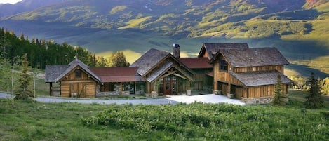 Gunsight Lodge - 7000 Sq/Ft of Mountain Luxury!