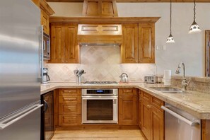 Gourmet Kitchen w/ Viking appliances
