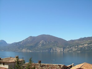 vista lago dalla finestra della cucina