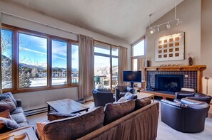 Three-bedroom condo in Lakside Village living room