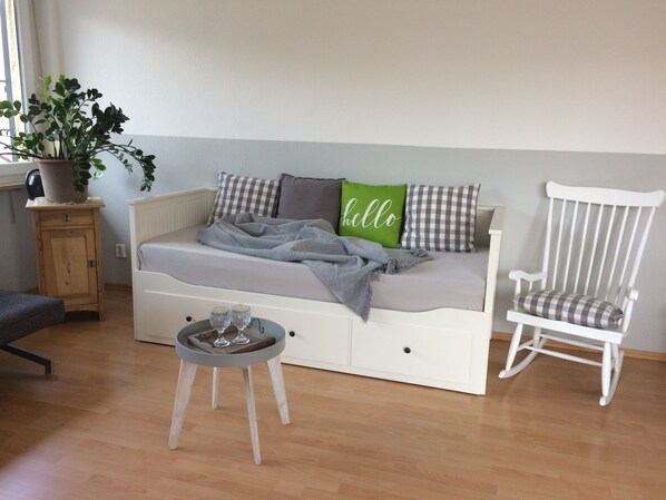 Ausziehbares Bett im Wohnzimmer 