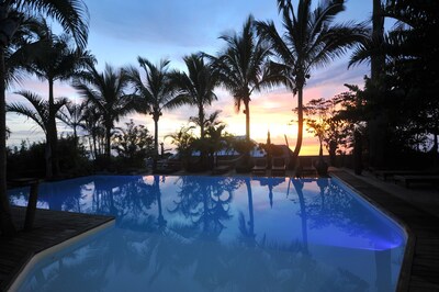 piscine avec coucher de soleil