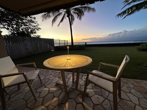 Lanai at sunset - Lovely spot for a night cap.