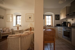 Blick in Wohnzimmer und Küche