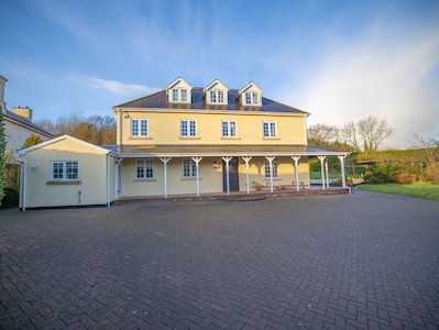 Una casa de campo moderna que ofrece vistas al campo de Devon.