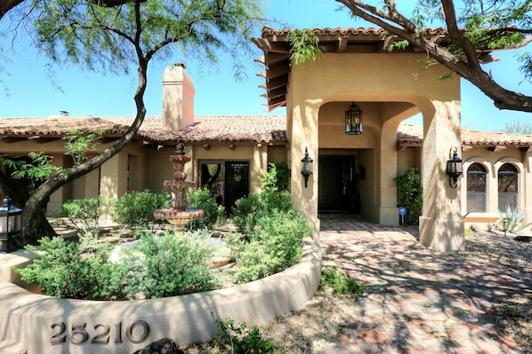 Stunning front entrance with Fountain 