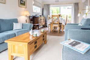Sea Holly, Brancaster Staithe: Sitting room leading to dining area