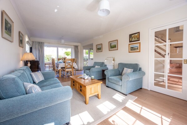 Sea Holly, Brancaster Staithe: Sitting room with comfortable seating