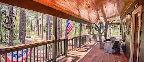 Spacious & cozy front porch!